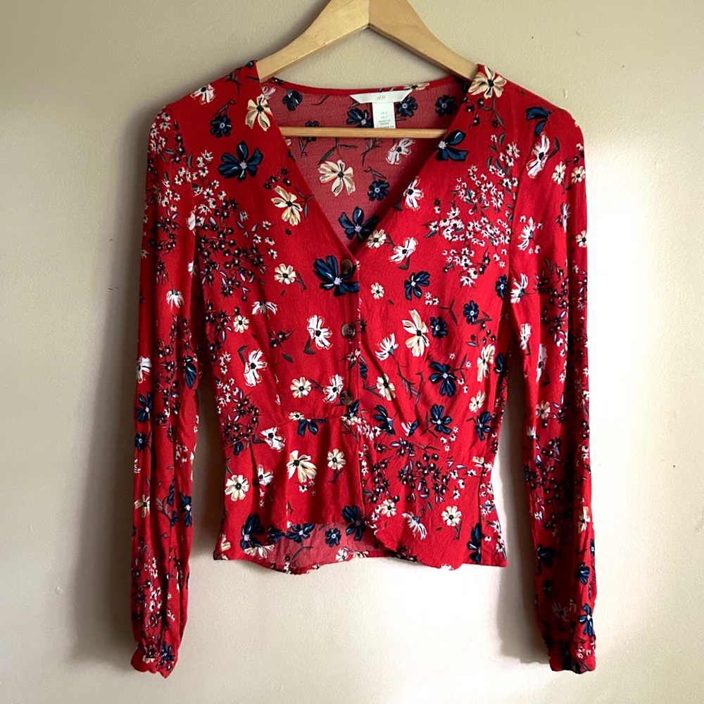 ⭐️ 2 for $20 ⭐️ H&M Red Floral Long Sleeve Button Down V-Neck Blouse Size XS
